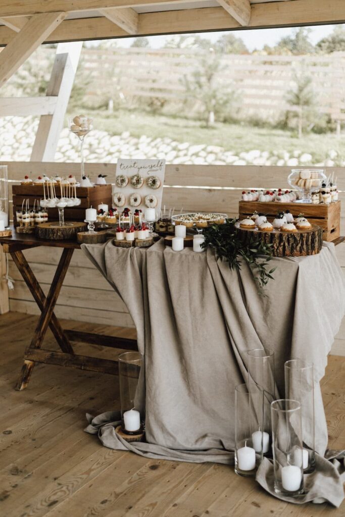beautiful-candy-bar-decorated-beige-white-colors (1) jak ozdobić namiot weselny
