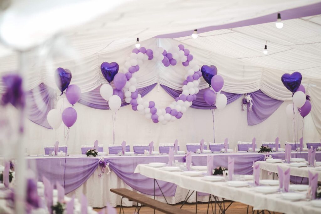 event-hall-with-white-purple-balloons (1) jak ozdobić namiot weselny
